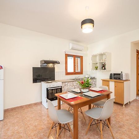 Afroditi Holiday Home - Yellow Apartment Svoronata Exterior foto