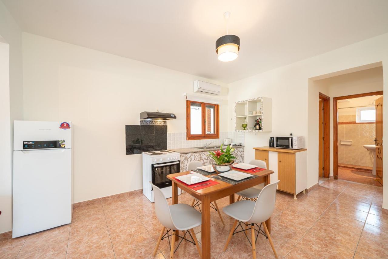 Afroditi Holiday Home - Yellow Apartment Svoronata Exterior foto