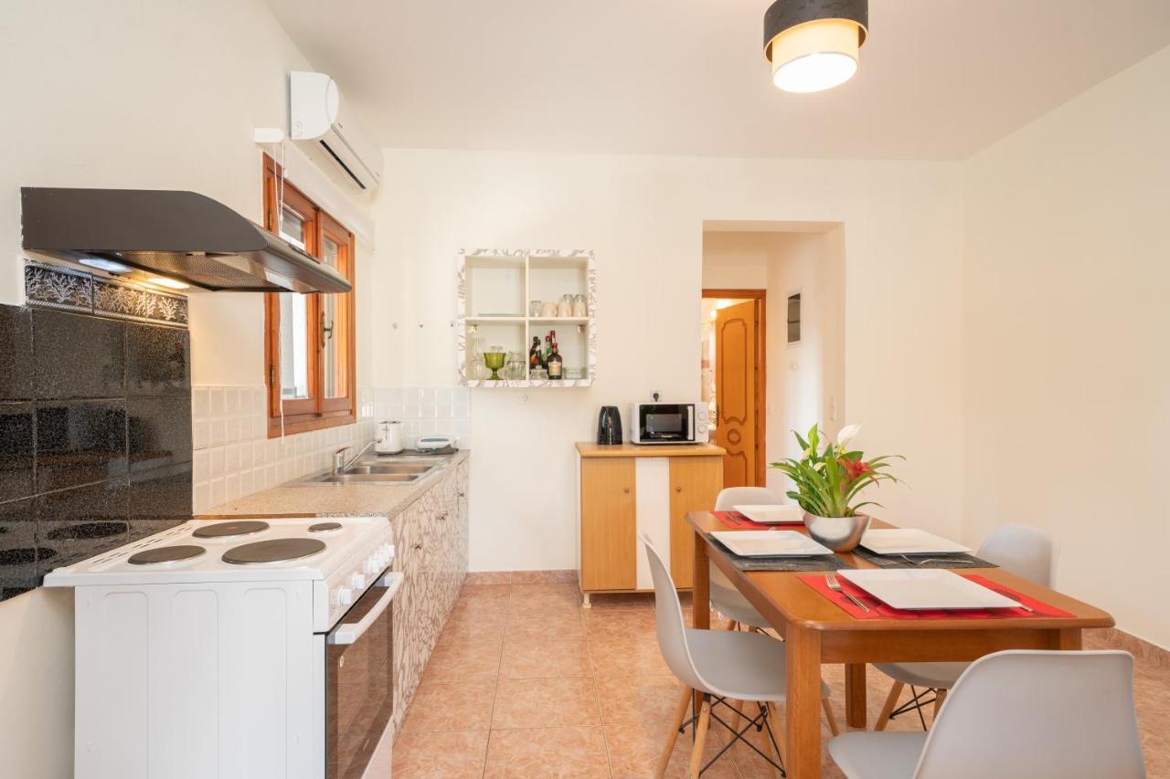 Afroditi Holiday Home - Yellow Apartment Svoronata Exterior foto