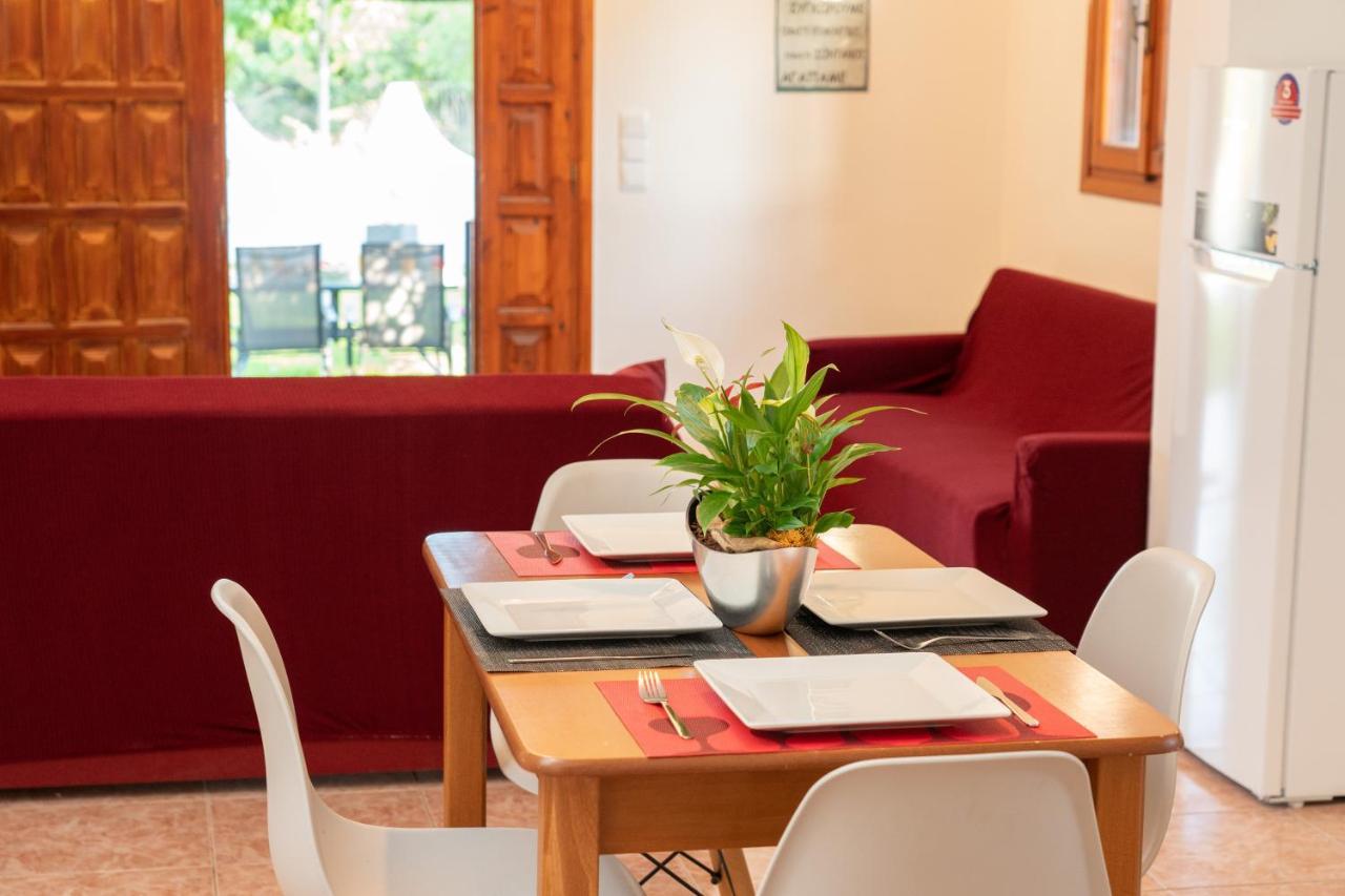 Afroditi Holiday Home - Yellow Apartment Svoronata Exterior foto